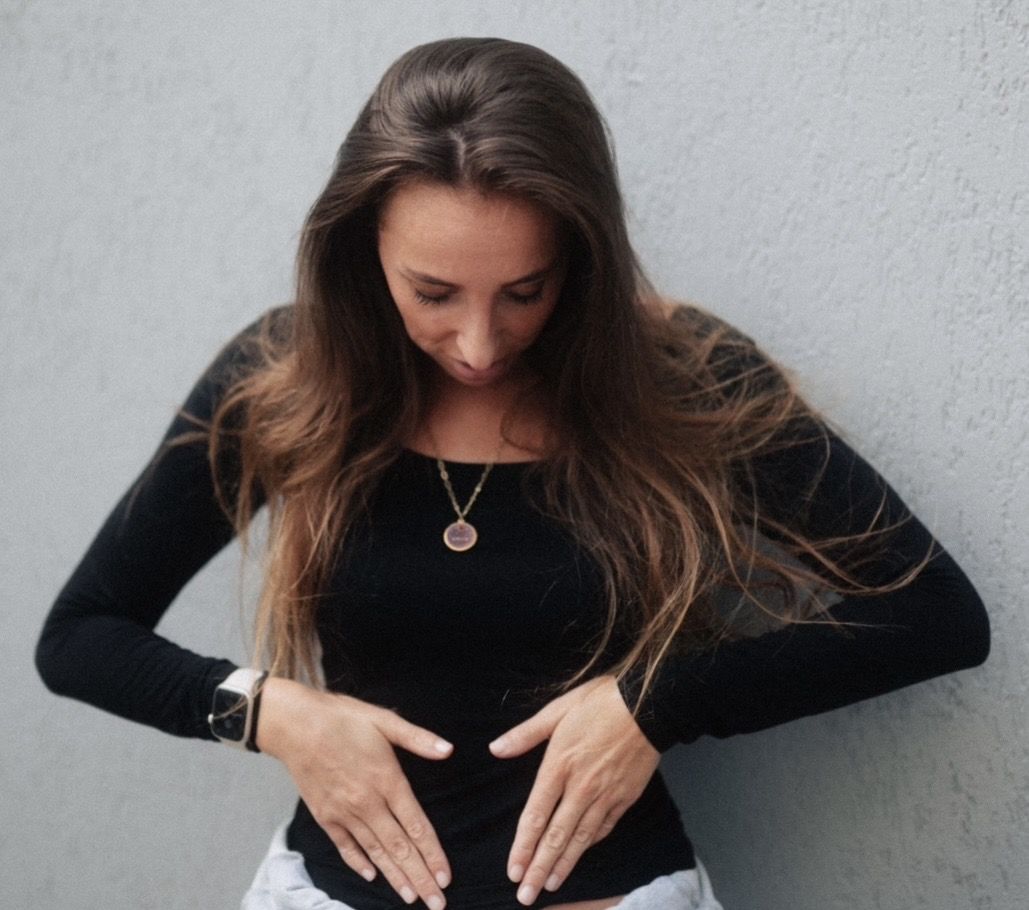 Judith Samama-Patte, mains sur le ventre